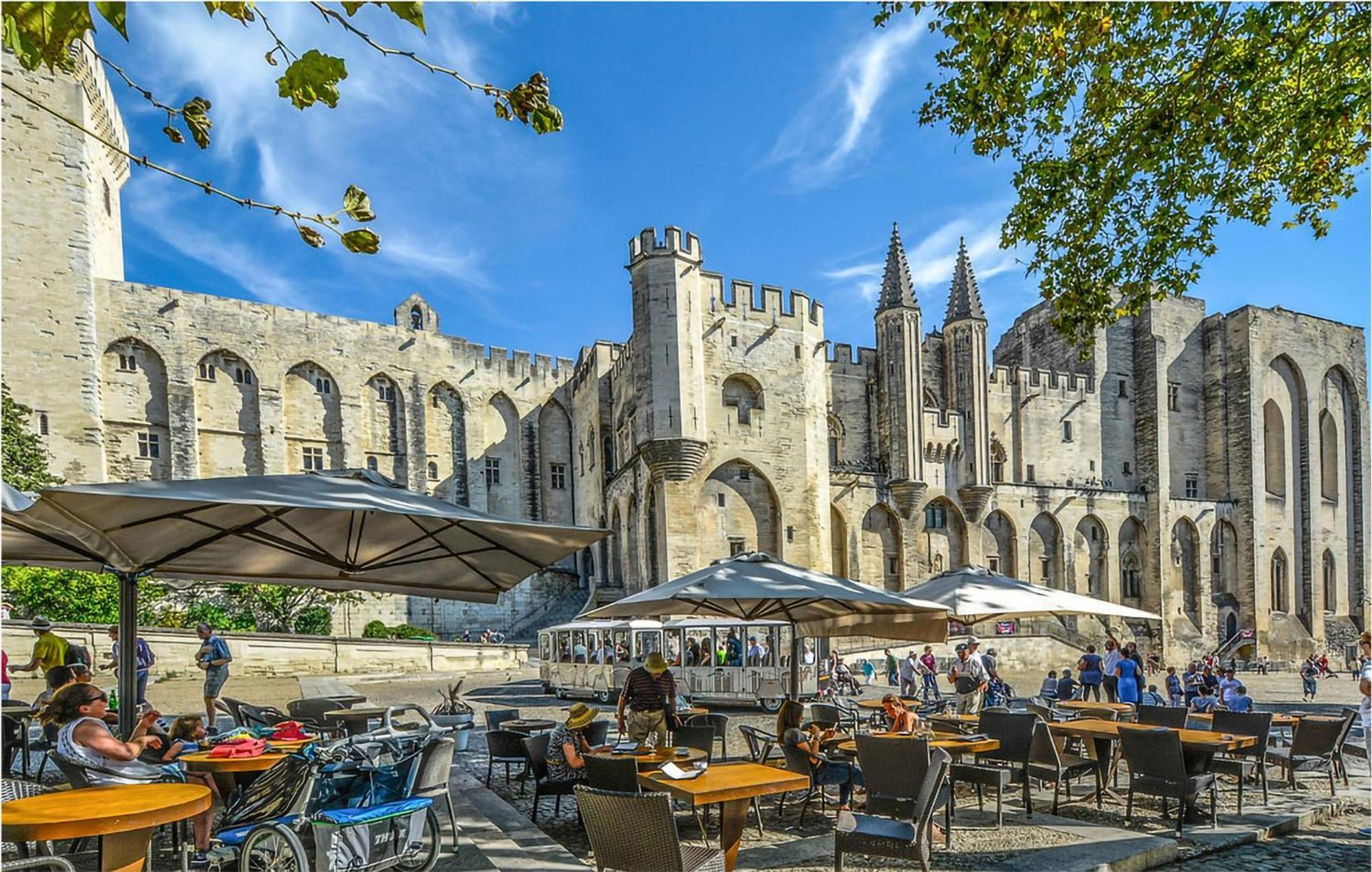 Stunning Stacaravan In Raphele-les-arles * Raphèle